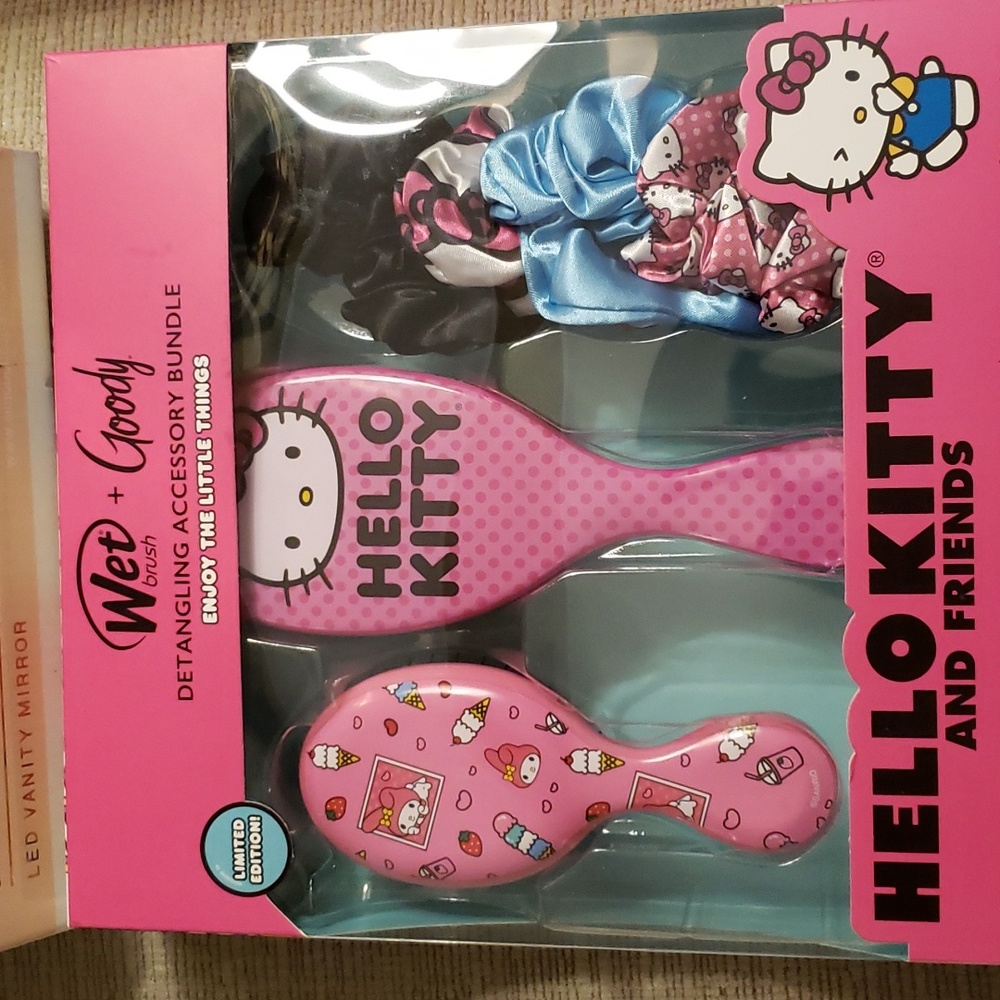 Hello Kitty Detailed Accessory and LED Vanity Mirror - Picture 3 of 11